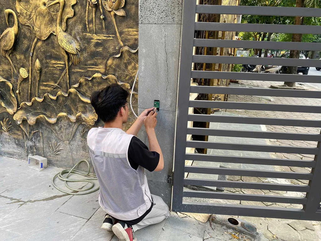 Thường xuyên kiểm tra hệ thống điện của cổng tự động