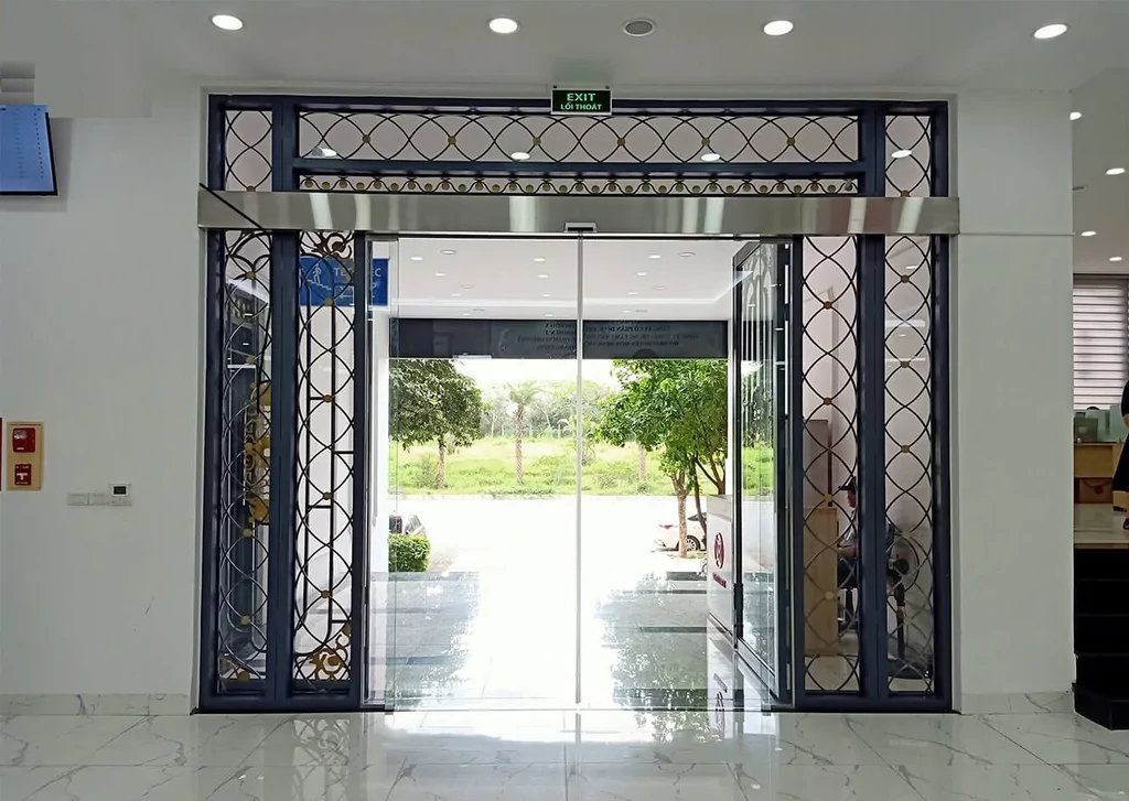 Các yếu tố quyết định giá thành lắp đặt cửa tự động