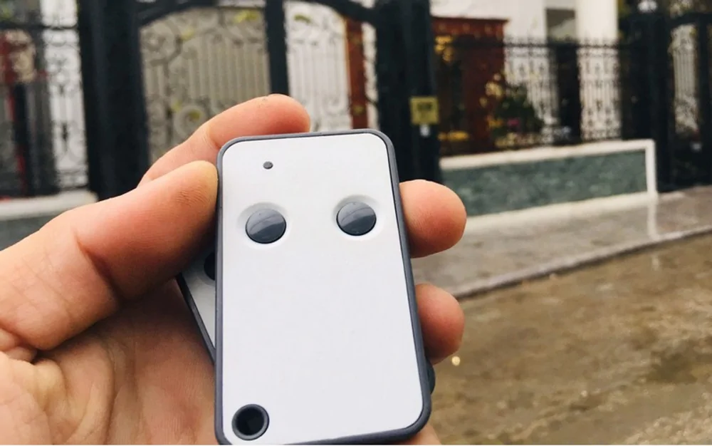 Kiểm tra remote cổng tự động trước khi sửa chữa