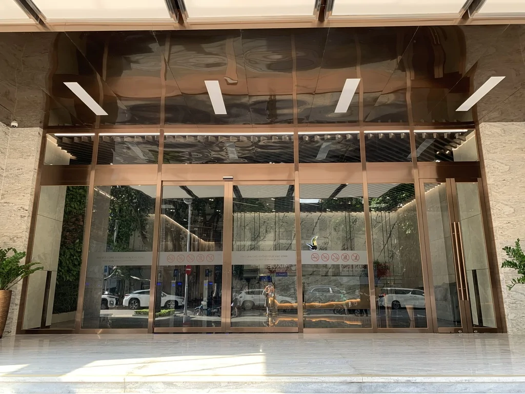 Phần khung cửa bị cong vênh hoặc hư hỏng