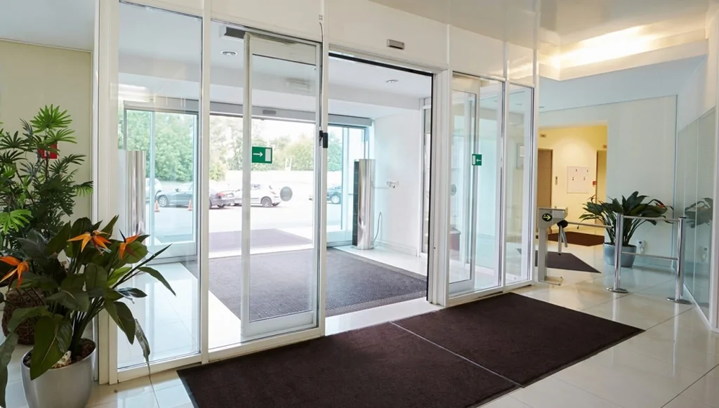 Bản lề và ôc vít của cửa tự động bị lỏng lẻo