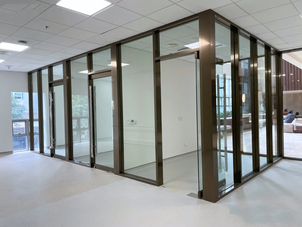 Lựa chọn dựa trên giá thành mua và lắp đặt cửa