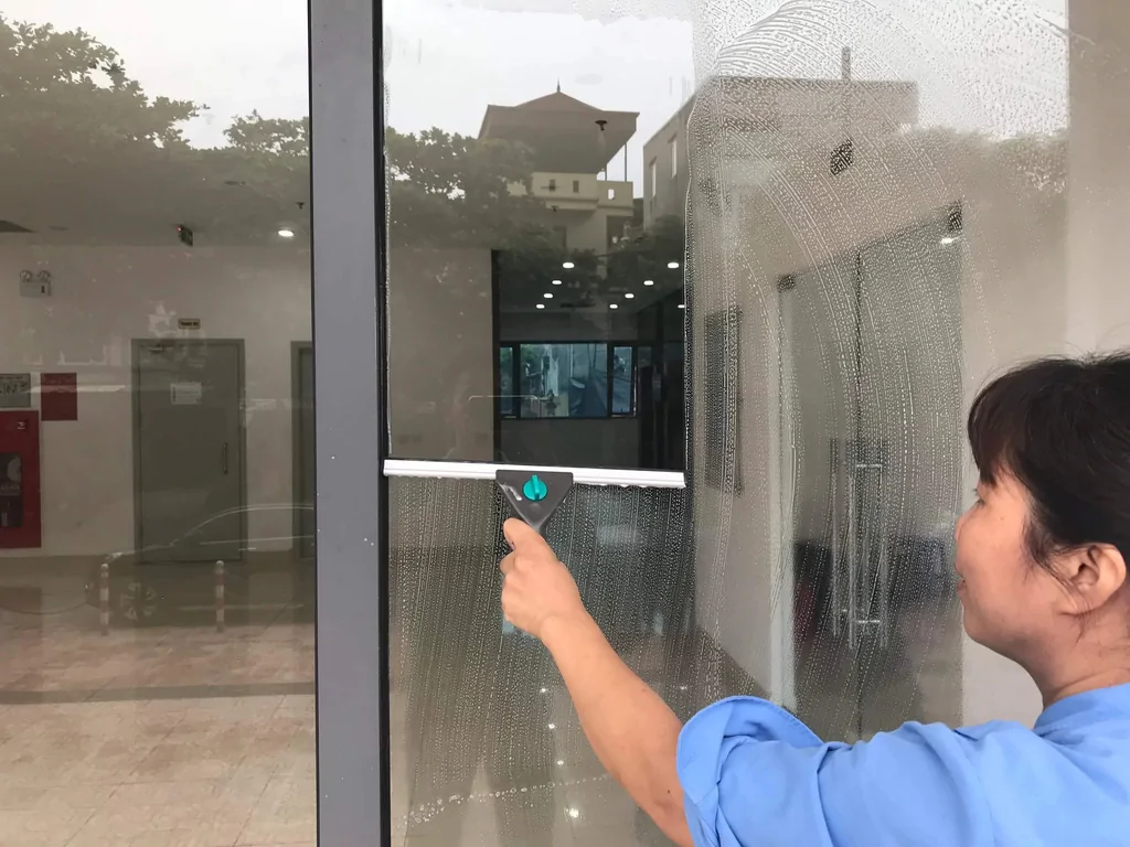 Tiến hành vệ sinh bề mặt bên ngoài và trong cửa