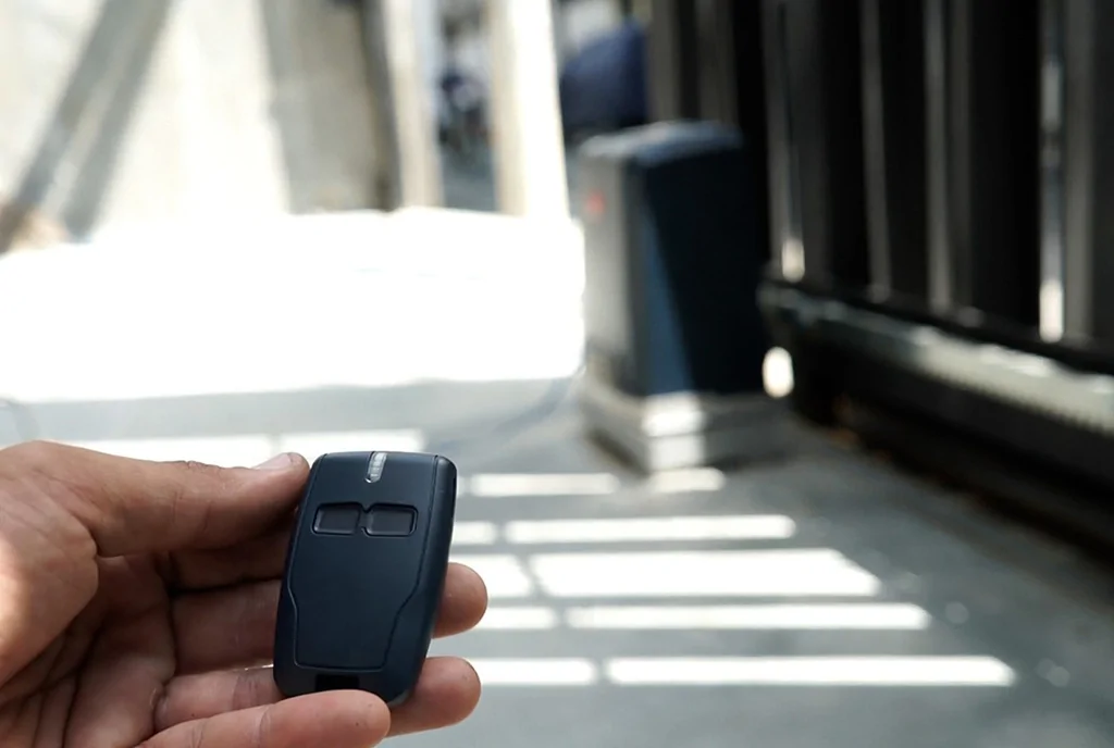 Cổng tự động không phản hồi khi nhấn nút điều khiển