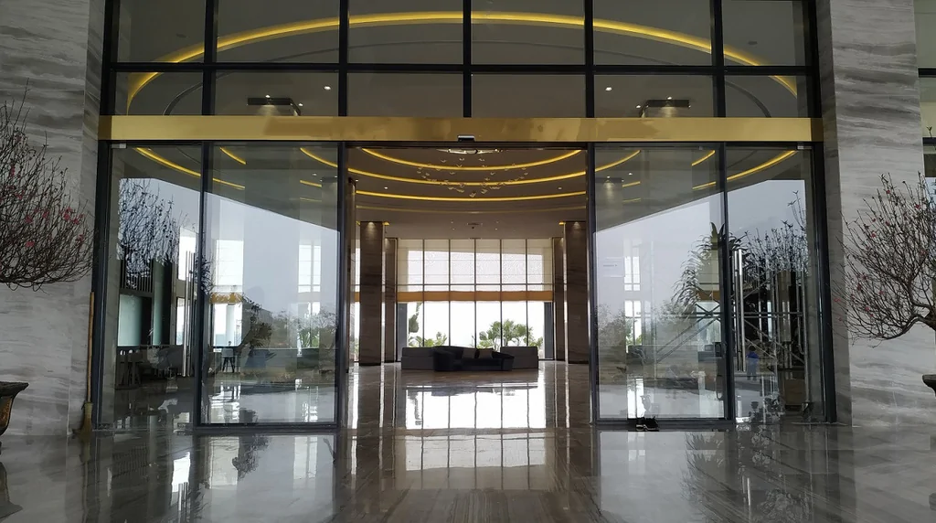 Cửa tự động trượt bị kẹt giữa chừng khi đóng mở