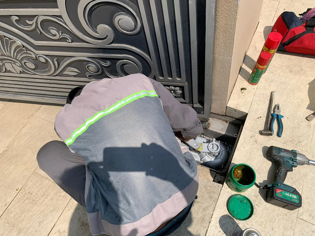 Kiểm tra và bảo trì định kỳ các bộ phận của cổng