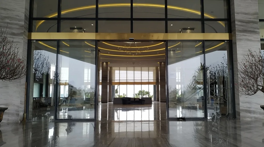 Cửa kính tự động tiết kiệm không gian