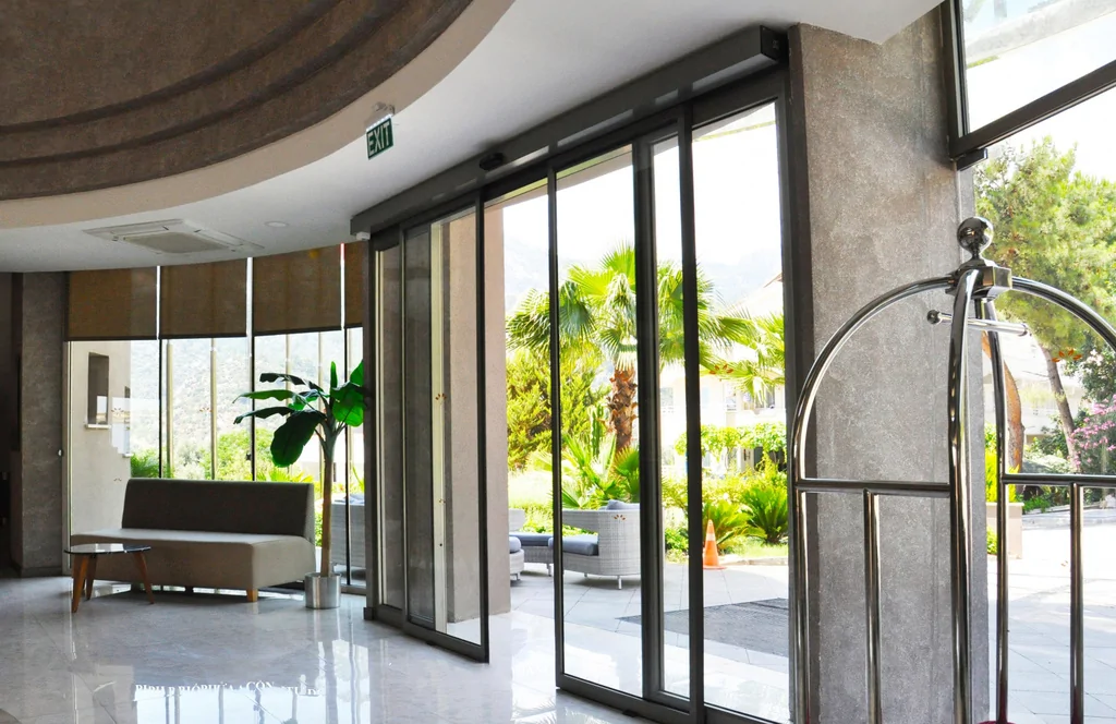 Cửa kính tự động bảo vệ sức khỏe và người dùng
