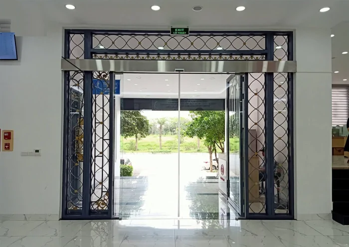 Các yếu tố quyết định giá thành lắp đặt cửa tự động